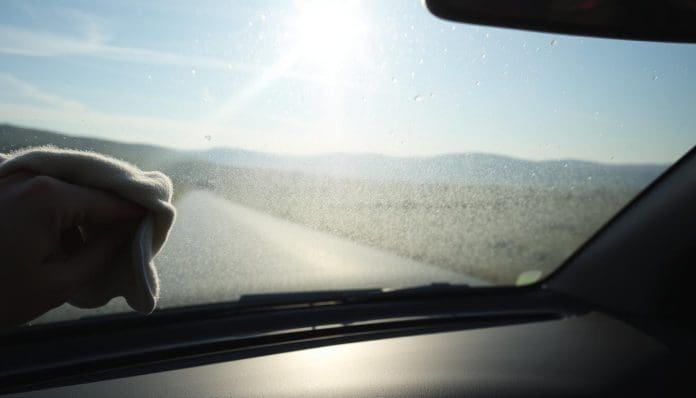 التخلص من الضباب على زجاج السيارة