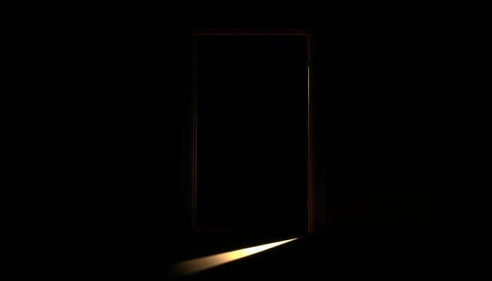 نظرية الباب الموارب