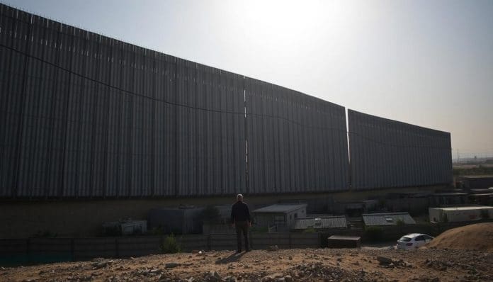 حكاية الجدار العازل