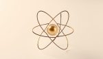 ما هي الذرات (atoms) وما هي مكوناتها الأساسية (بروتونات، نيوترونات ...