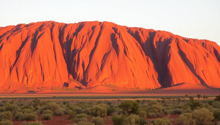 لماذا يبدو صخر أولورو (Uluru / Ayers Rock) وكأنه يغير لونه في أوقات مختلفة من اليوم؟